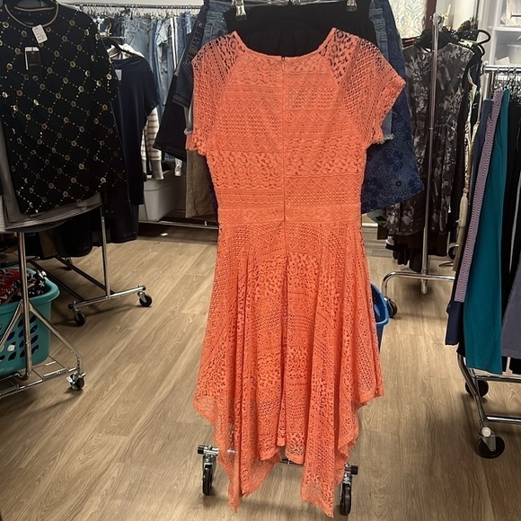 Women’s peach colored dress size medium lace overlay - Picture 3 of 3